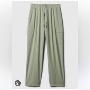 GapFit Parachute Cargo Runaround Pants in Desert Sage Green M NWOT